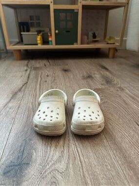 CROCS 2 pairs